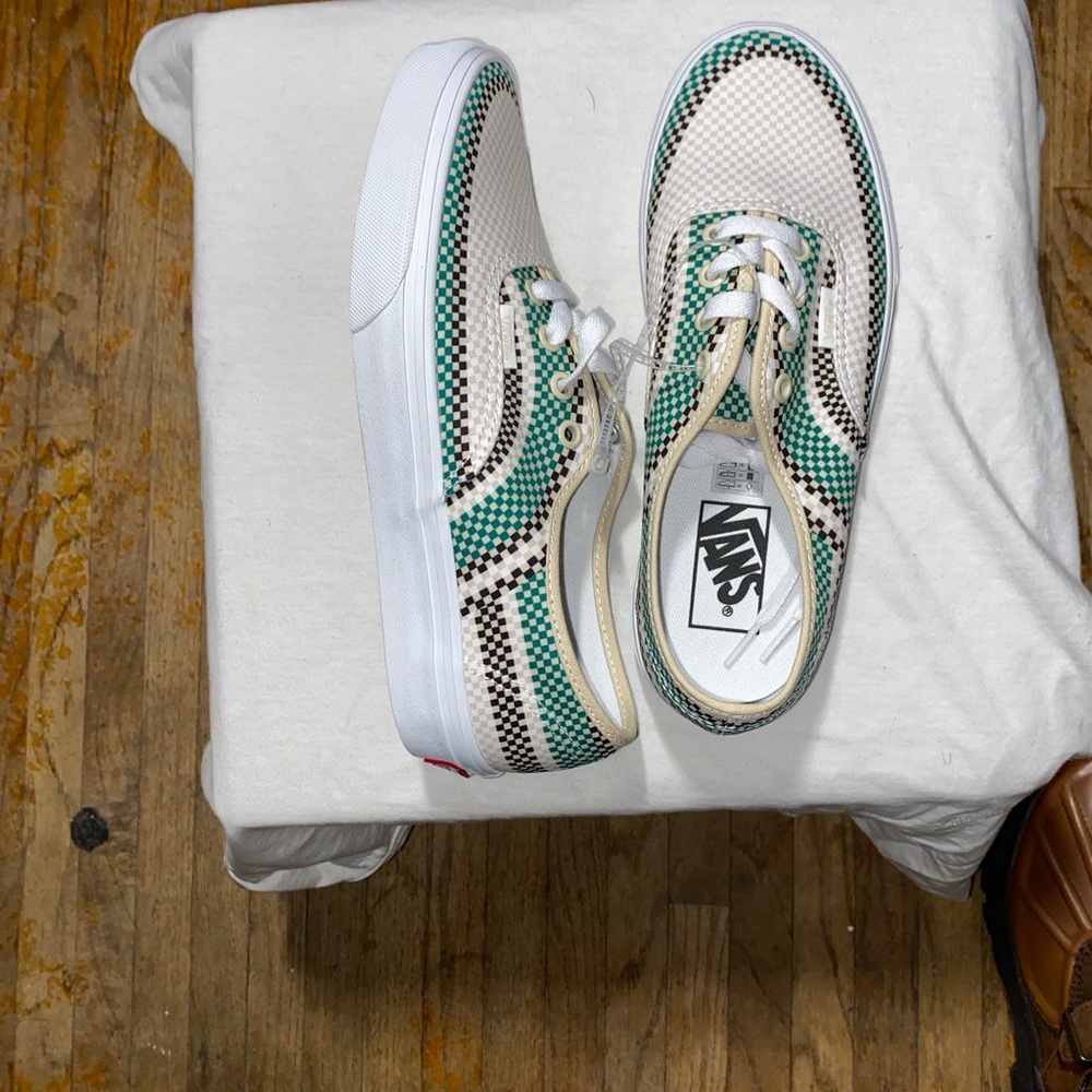 NWT Vans Green and Black Checkered Sneakers unisex 6 men- Women size 7.5